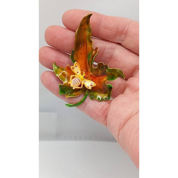 Vintage Hattie Carnegie Enameled Bumble Bee Maple Leaf Brooch - Picture 3 of 7